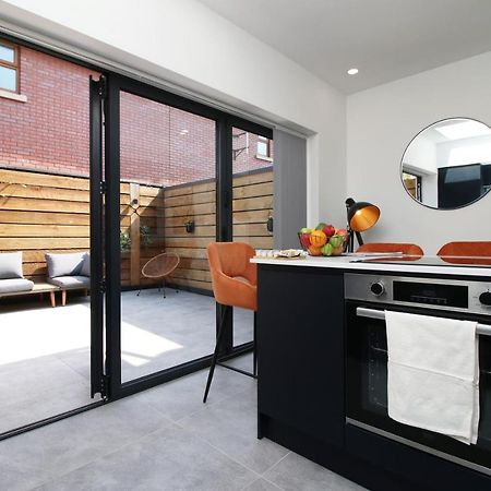 New Spacious 2 Bed Getaway - Private Courtyard! - Underfloor Heating Cardiff Exteriör bild