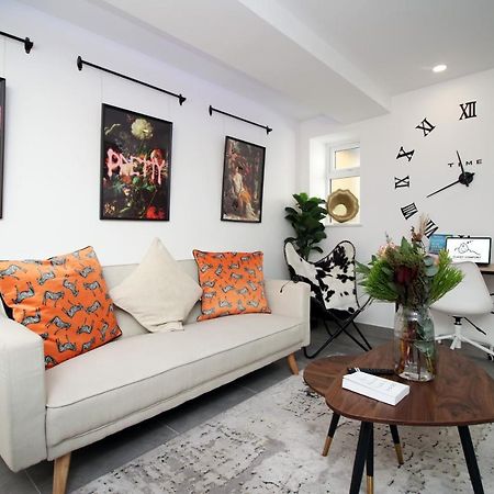 New Spacious 2 Bed Getaway - Private Courtyard! - Underfloor Heating Cardiff Exteriör bild