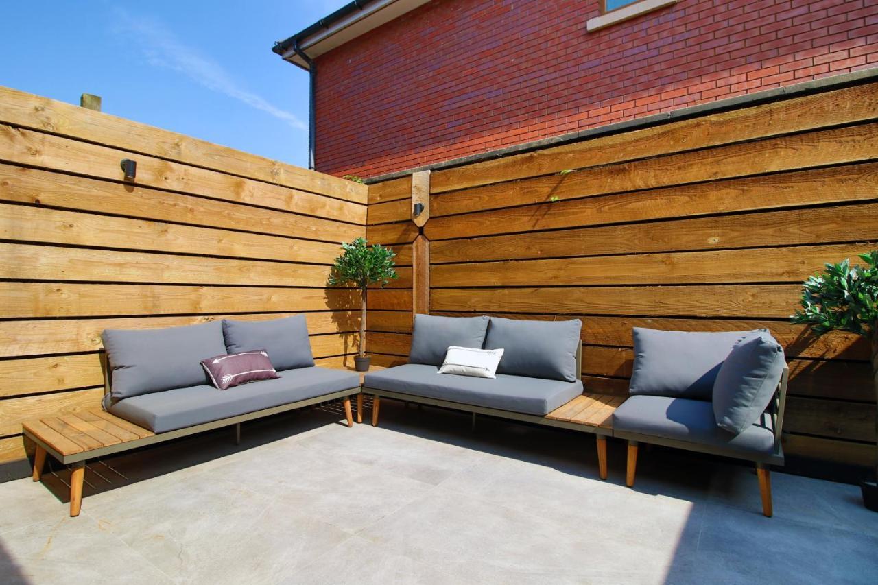 New Spacious 2 Bed Getaway - Private Courtyard! - Underfloor Heating Cardiff Exteriör bild