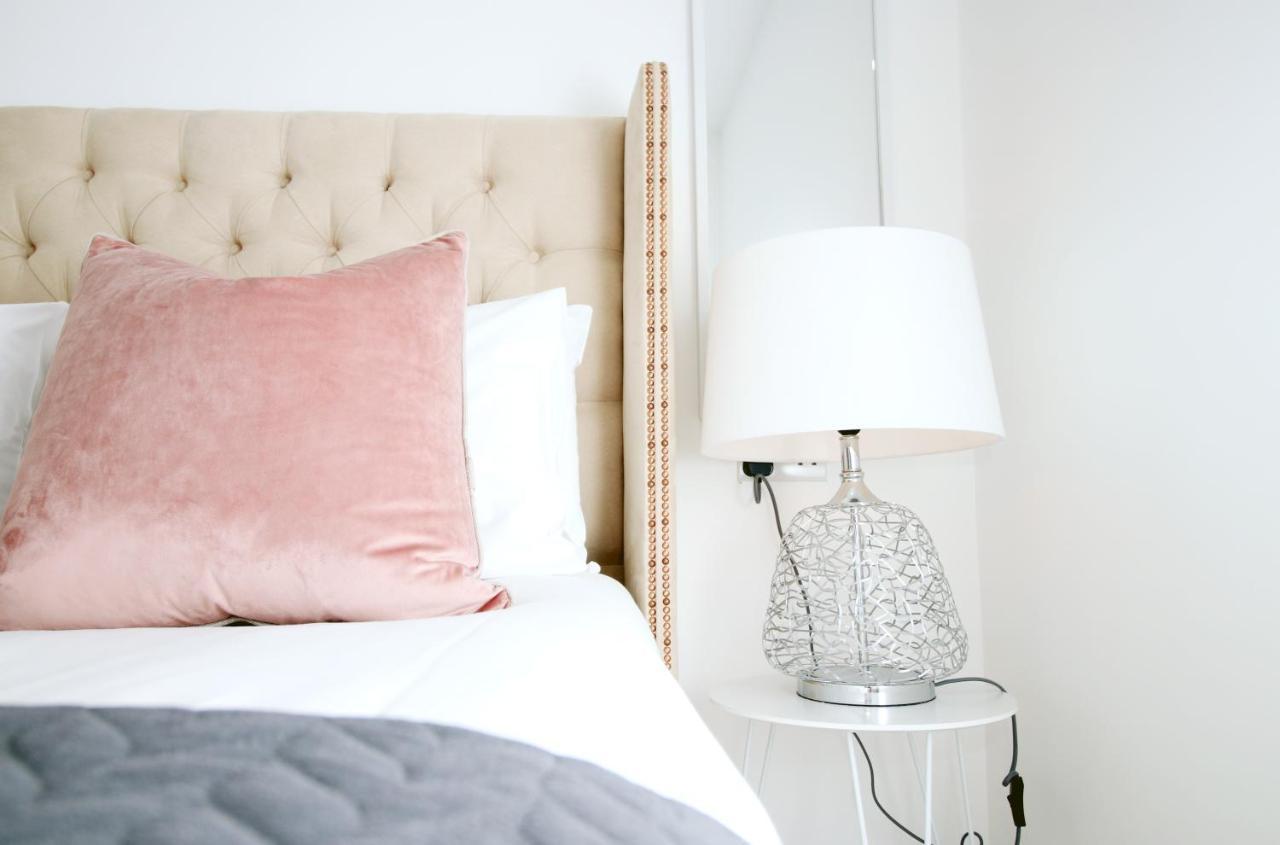 New Spacious 2 Bed Getaway - Private Courtyard! - Underfloor Heating Cardiff Exteriör bild