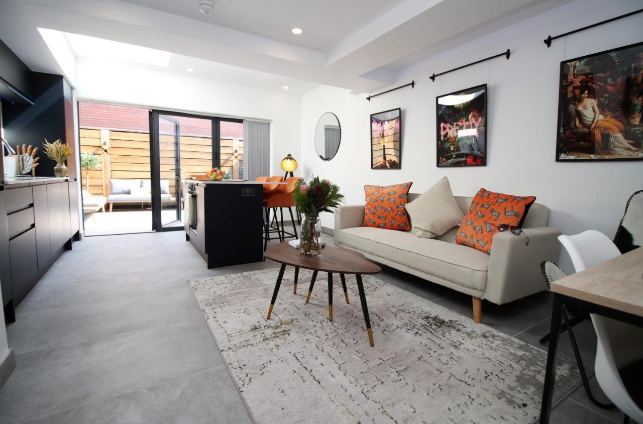 New Spacious 2 Bed Getaway - Private Courtyard! - Underfloor Heating Cardiff Exteriör bild