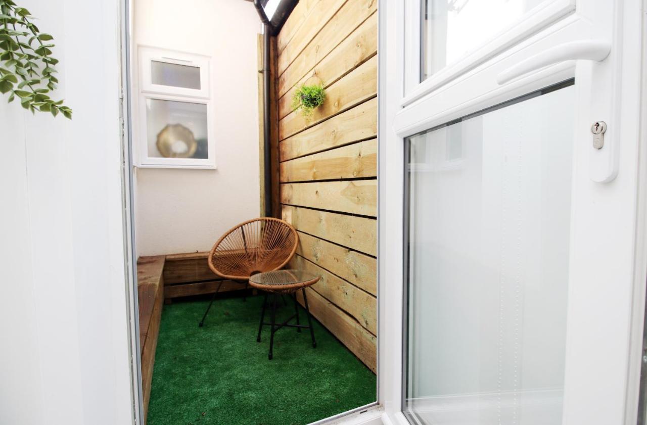 New Spacious 2 Bed Getaway - Private Courtyard! - Underfloor Heating Cardiff Exteriör bild