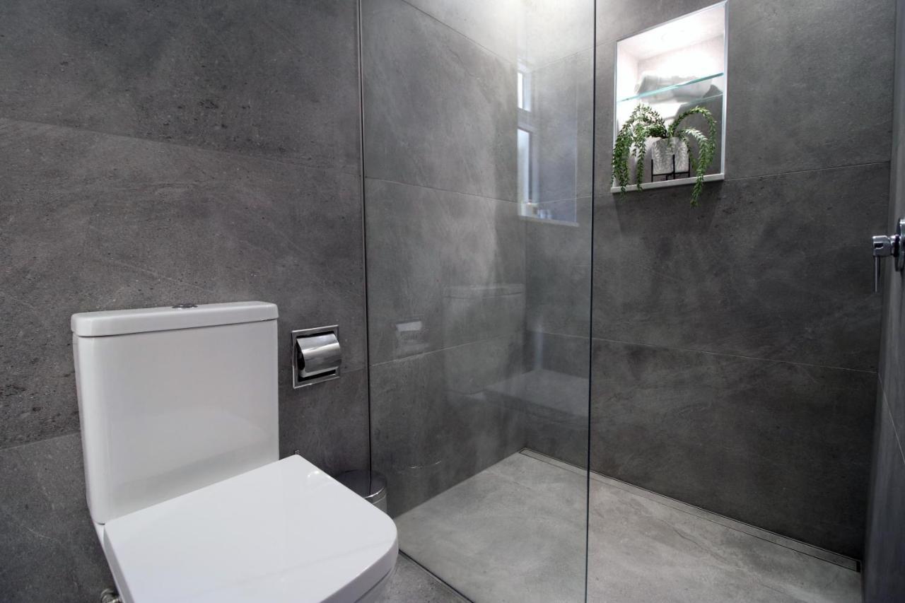 New Spacious 2 Bed Getaway - Private Courtyard! - Underfloor Heating Cardiff Exteriör bild
