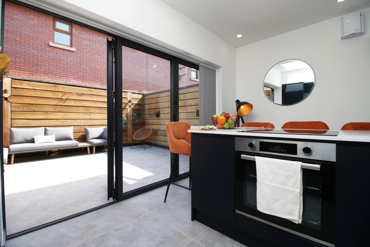New Spacious 2 Bed Getaway - Private Courtyard! - Underfloor Heating Cardiff Exteriör bild