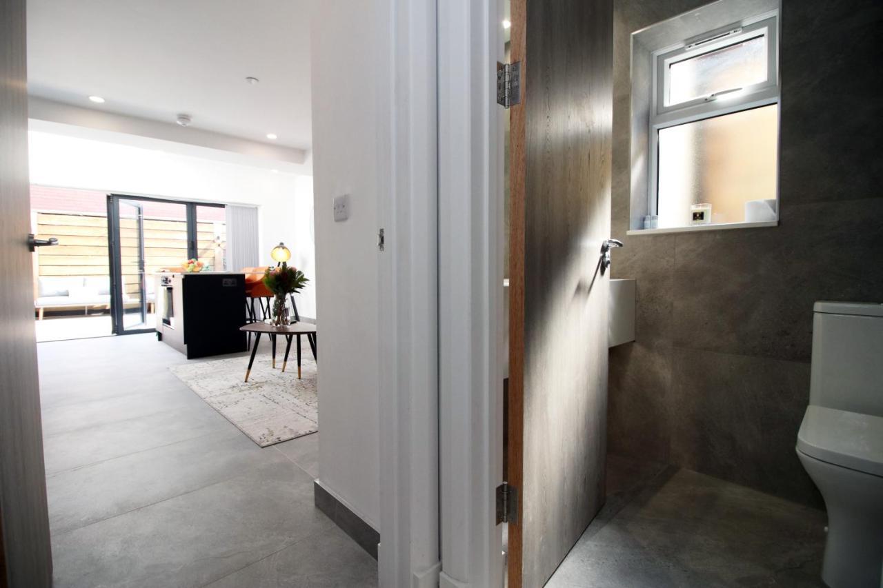 New Spacious 2 Bed Getaway - Private Courtyard! - Underfloor Heating Cardiff Exteriör bild