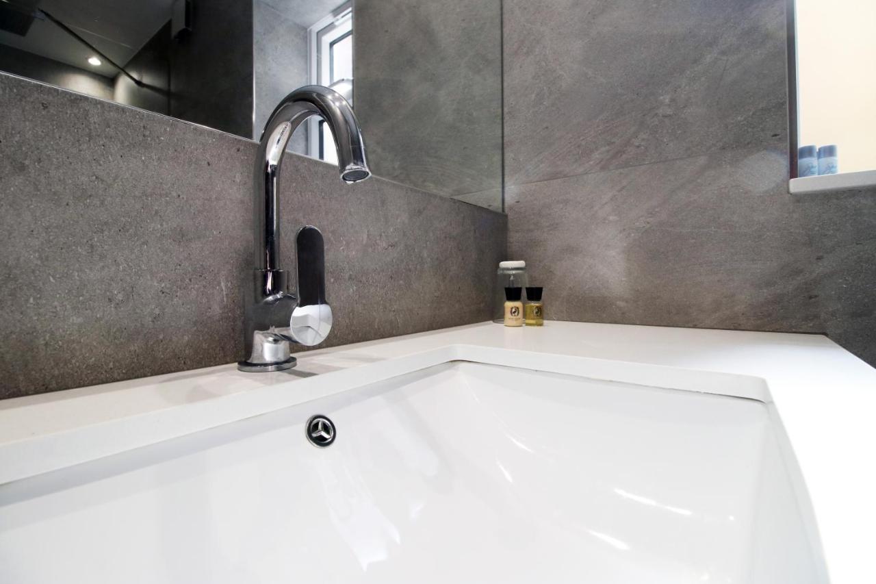 New Spacious 2 Bed Getaway - Private Courtyard! - Underfloor Heating Cardiff Exteriör bild
