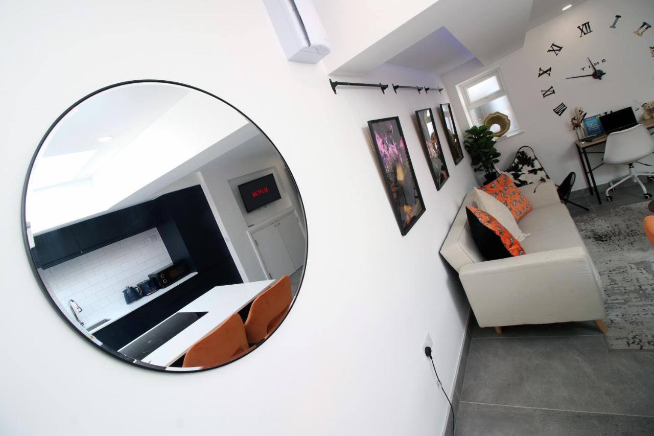 New Spacious 2 Bed Getaway - Private Courtyard! - Underfloor Heating Cardiff Exteriör bild
