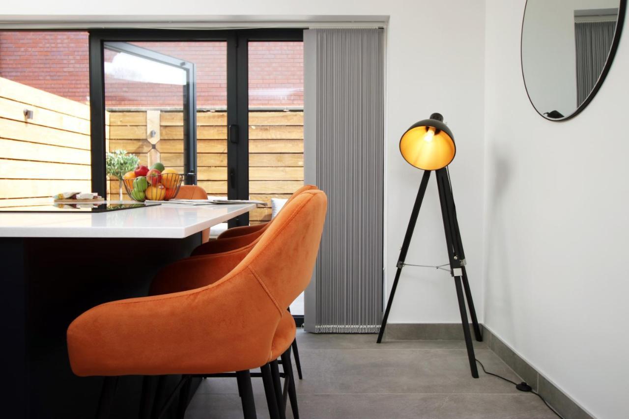 New Spacious 2 Bed Getaway - Private Courtyard! - Underfloor Heating Cardiff Exteriör bild