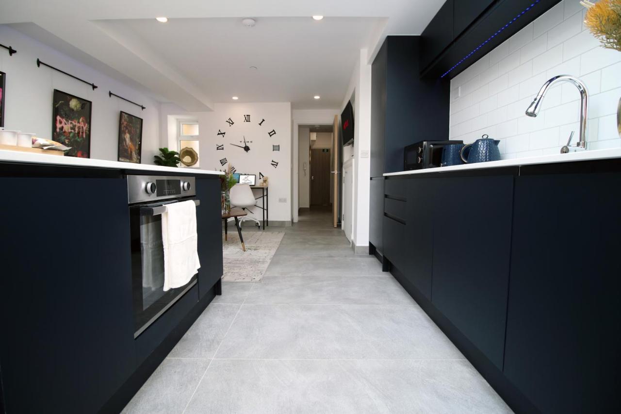 New Spacious 2 Bed Getaway - Private Courtyard! - Underfloor Heating Cardiff Exteriör bild